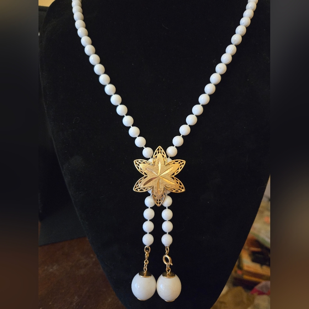 Signed Sarah Coventry White Bead Lariat Shape 36” Necklace - Goldtone Star Clasp